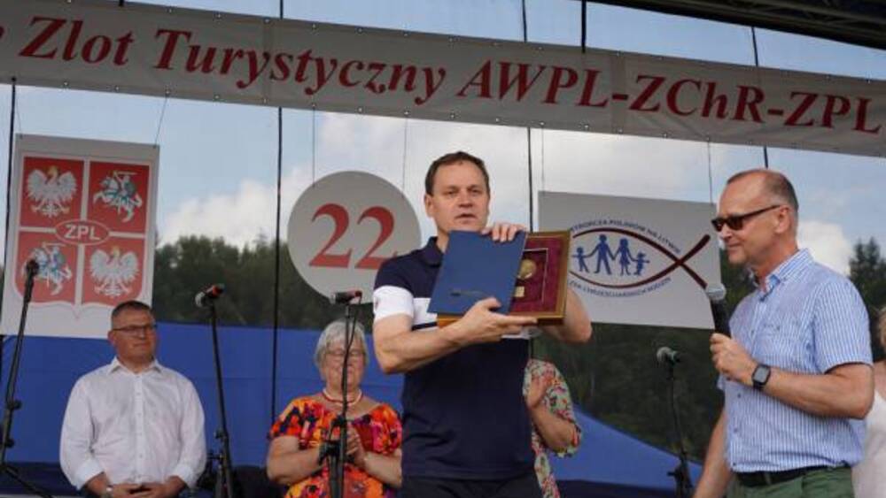 Prezes „Wspólnoty Polskiej” Dariusz Piotr Bonisławski wręcza medal pamiątkowy Stowarzyszenia Prezesowi ZPL Waldemarowi Tomaszewskiemu na tegorocznym lipcowym Zlocie Turystycznym w Bieliszkach na Litwie