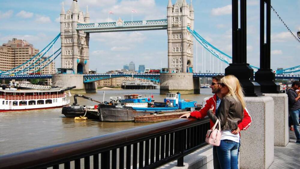 Brzegi Tamizy w Londynie są masowo odwiedzane przez turystów. Zdj. ilustracyjne