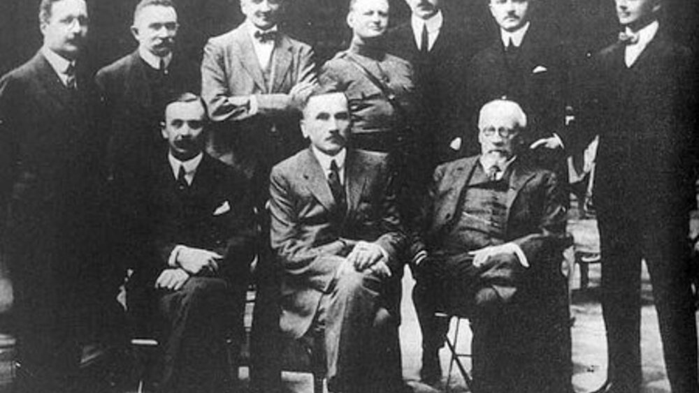 KNP w Paryżu, siedzą od lewej: Maurycy Zamoyski, Roman Dmowski, Erazm Piltz, stoją od lewej: Stanisław Kosicki, Jan Rozwadowski, Konstanty Skirmunt, major Fronczak,  Władysław Sobański, Marian Seyda, Józef Wielowieyski.