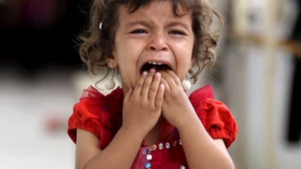 Dziecko w Jemenie po bombardowaniu szkoły przez Arabię Saudyjską