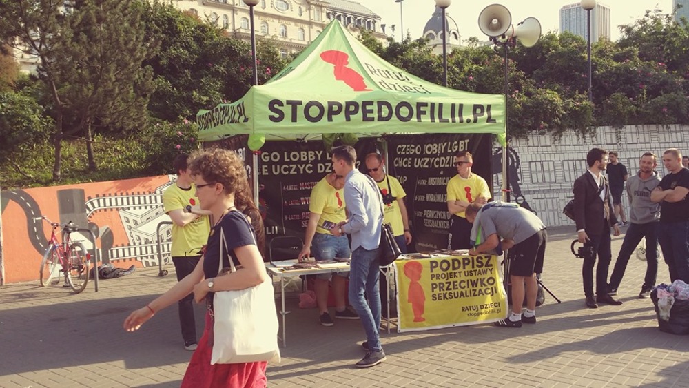 Akcja "Stop pedofilii", Warsawa, obok stacji metra Centrum
