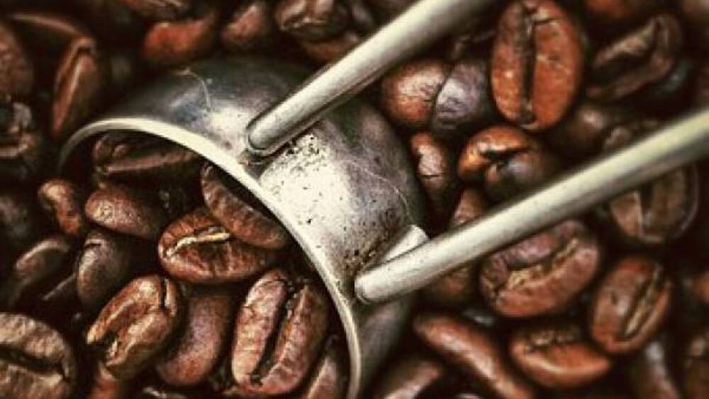 Kofeina zawarta w kawie nie tylko stymuluje centralny układ nerwowy. Zdj. ilustracyjne