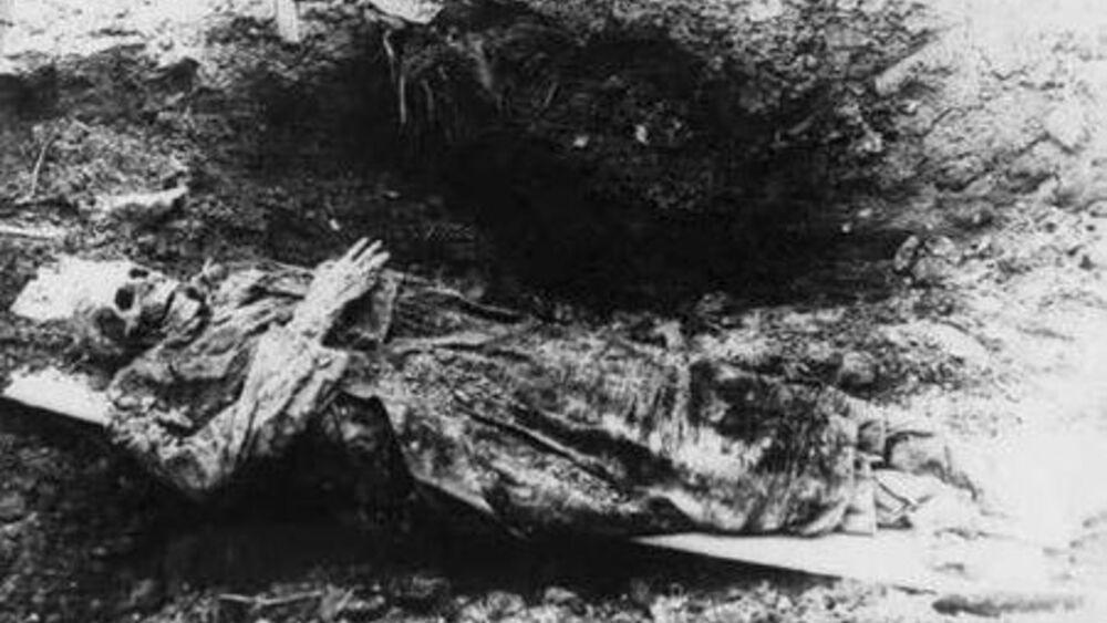 Ciało ks. Edwarda Kosibowicza, przełożonego klasztoru, ekshumowane w 1945