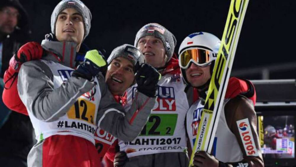 W 2017 roku reprezentacja Polski po raz pierwszy w historii wygrała klasyfikację generalną Pucharu Narodów, otrzymując tytuł najlepszej drużyny sezonu w skokach narciarskich