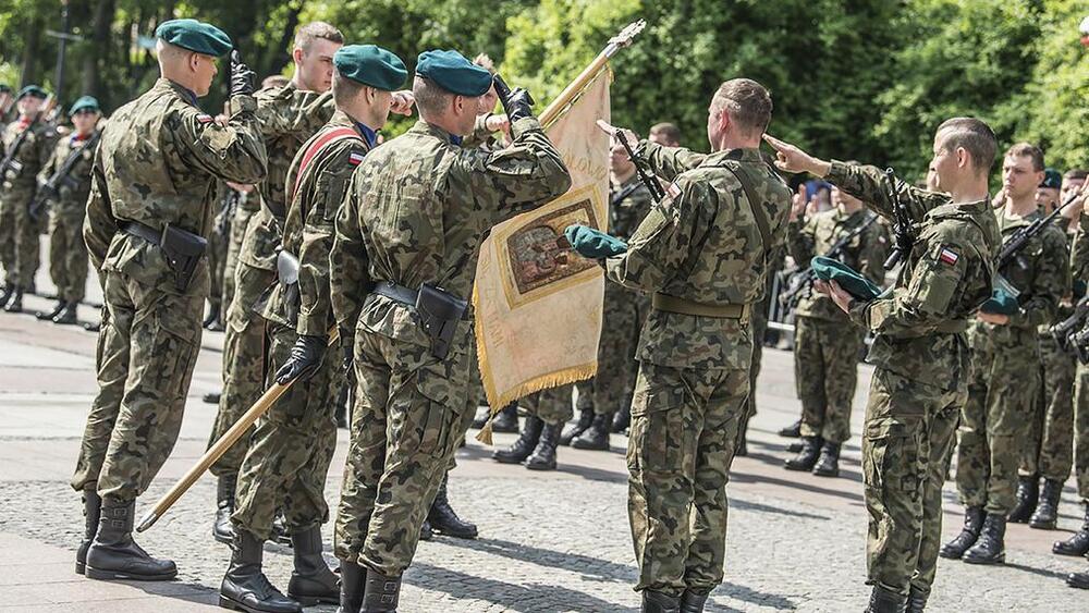 Żołnierze WOT podczas przysięgi wojskowej w Białymstoku