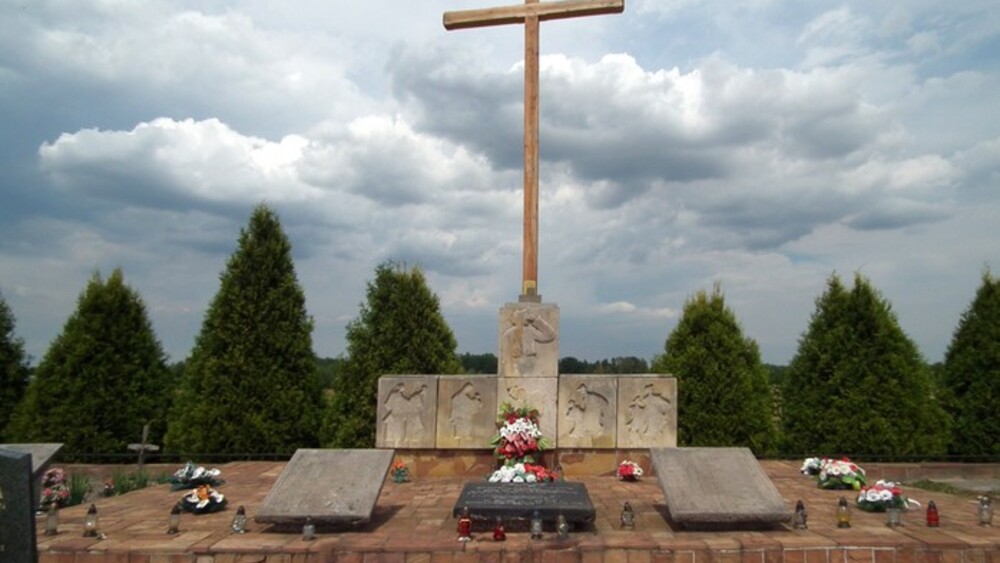 Pomnik ofiar pacyfikacji na cmentarzu w Borowie