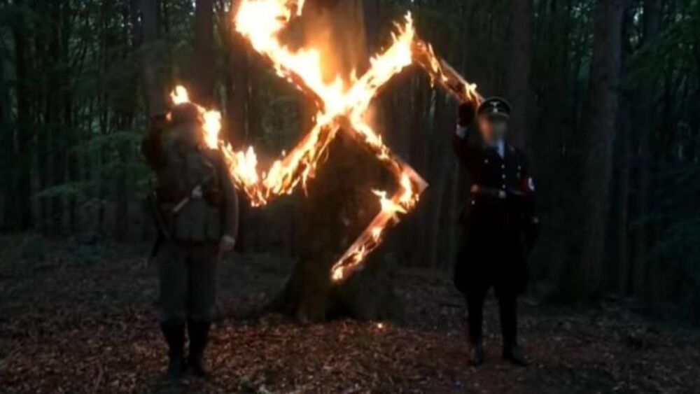 płonąca swastyka nasączona podpałką do grilla podczas "urodzin Hitlera"