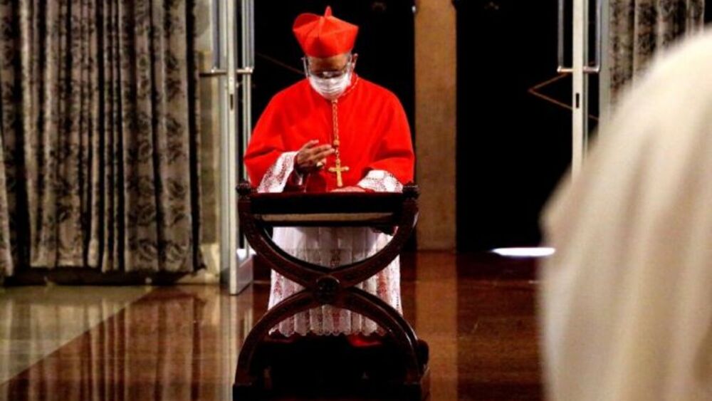  Jose Kardynał Advincula klęka do modlitwy po wejściu do katedry w Manili na początku swojej inauguracji jako 33. arcybiskup Archidiecezji Manili 24 czerwca 2021 r. / Jose Torres Jr. / LiCAS News