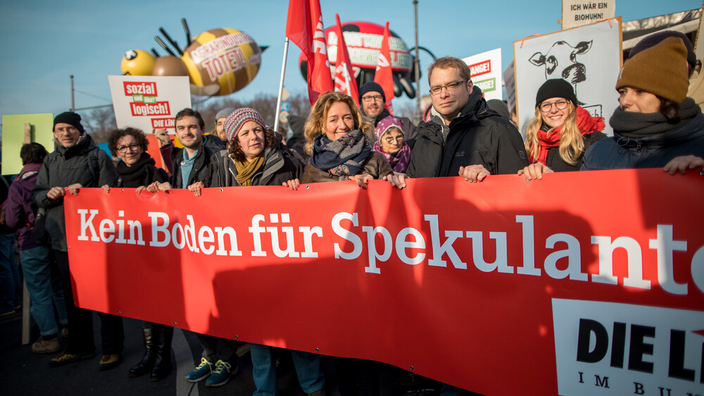 Komuniści z niemieckiej skrajnie lewicowej partii Der Linke protestują przeciwko spekulacji