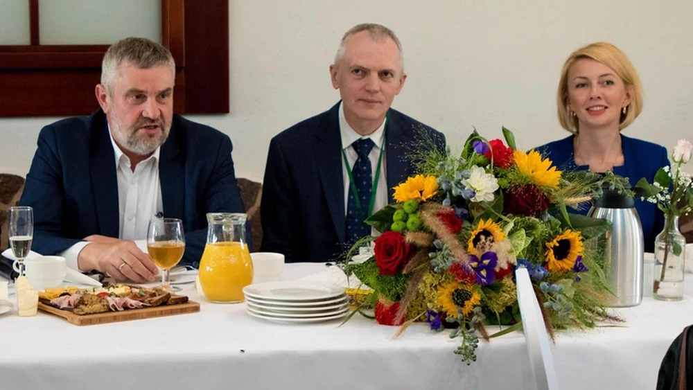 Na zdjęciu (od lewej) minister rolnictwa Jan Krzysztof Ardanowski, prezes Elewarru dr Daniel Alain Korona oraz wiceprezes firmy Monika Parafianowicz. 