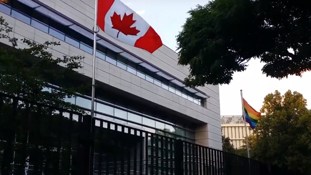Ambasada Kanady z flagą LGBT