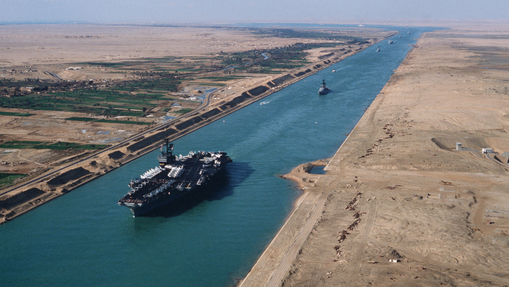 Amerykański lotniskowiec na Kanale Suezkim 