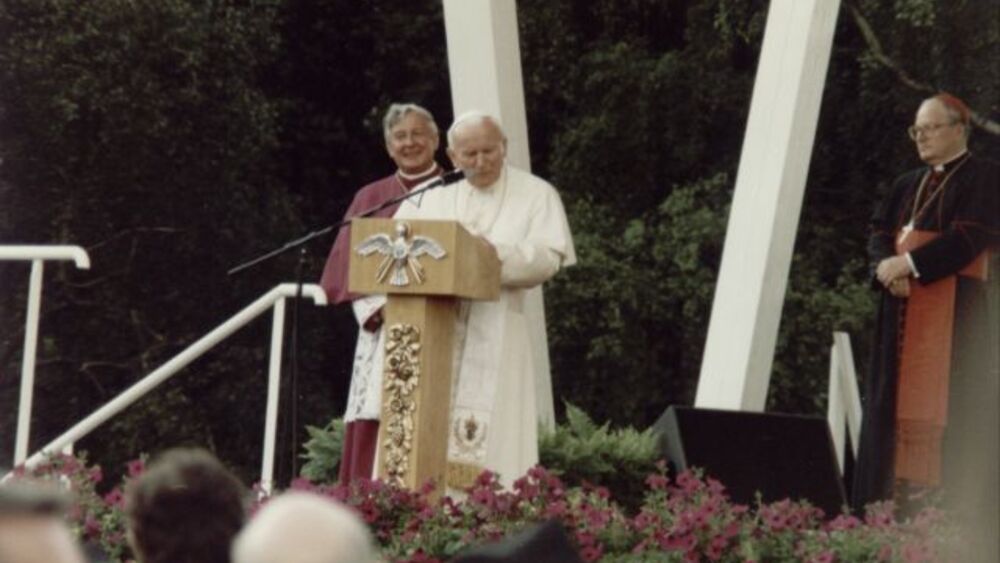 Juliusz Paetz (pierwszy z lewej) z Janem Pawłem II w Poznaniu (1997)