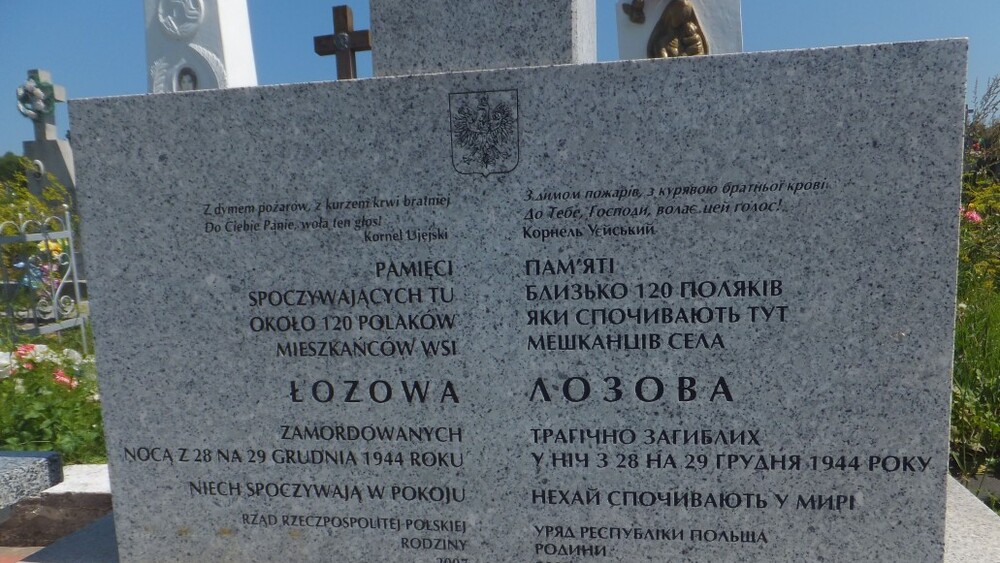 Tablica pomnika zamordowanych w Łozowej na cmentarzu w Szlachcińcach