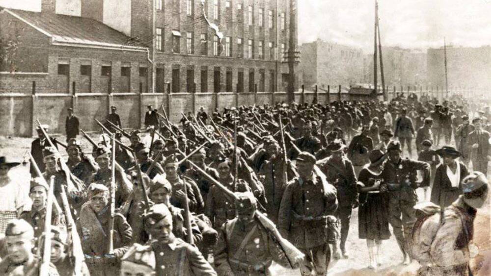 Piechota polska w marszu na front przed Bitwą Warszawską