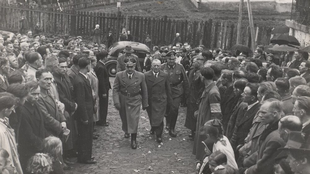 Starosta Hofstetter z gubernatorem Frankiem wchodzą do cerkwi greckokatolickiej w Sanoku[1], witani przez ochotników do SS-Galizien