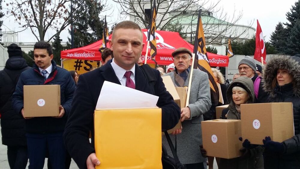 Foto. Wideo. 200.000 podpisów za &#39;&#39;stop 447&#39;&#39; złożono do sejmu