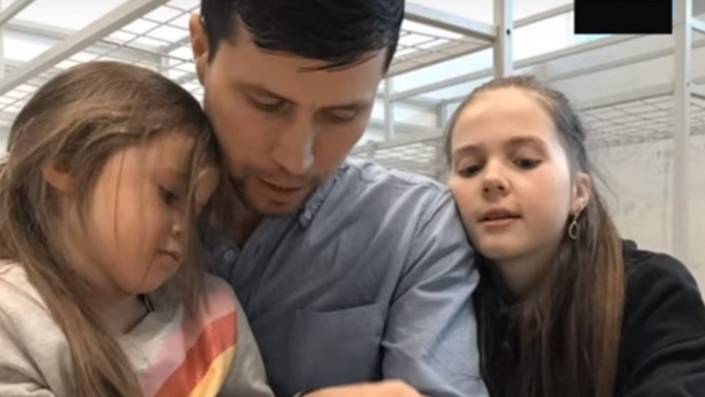 Denis Lisov z córkami