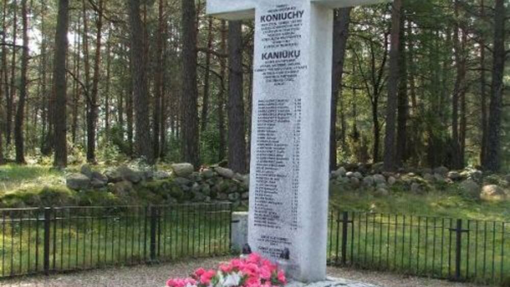Pomnik ku czci ofiar pomordowanych w Koniuchach