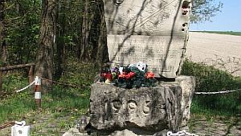 pomnik przy miejscu zbrodni w Zatylu