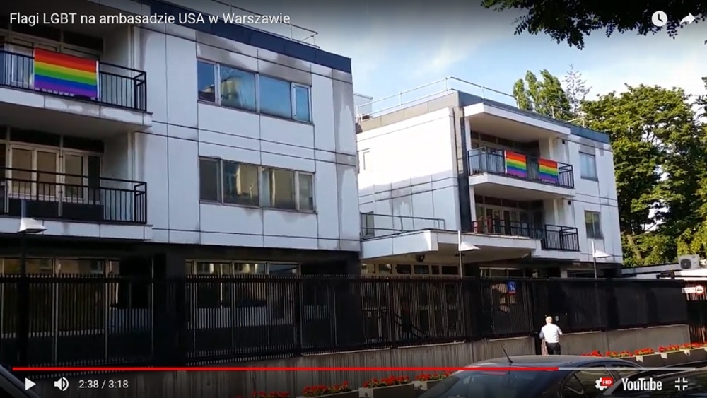 Flagi LGBT na budynku ambasady amerykańskiej w Warszawie, 25 czerwca 2019