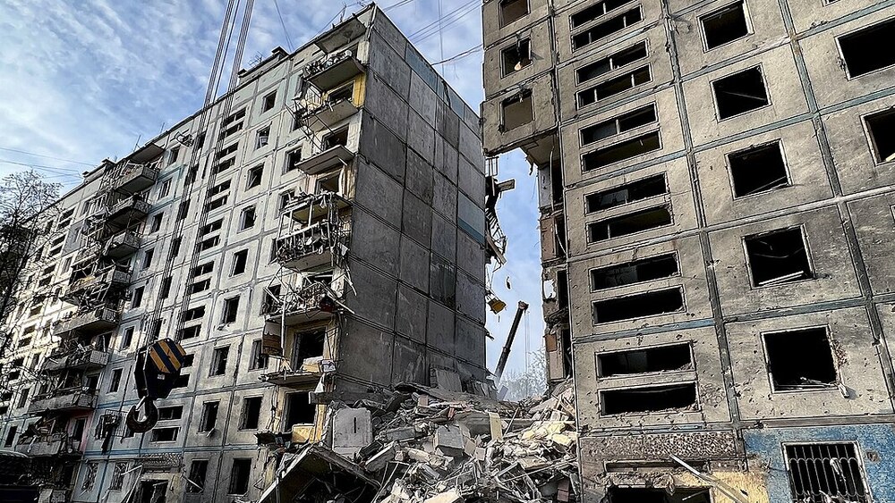 Blok mieszkalny na Zaporożu zniszczony rosyjskim bombardowaniem