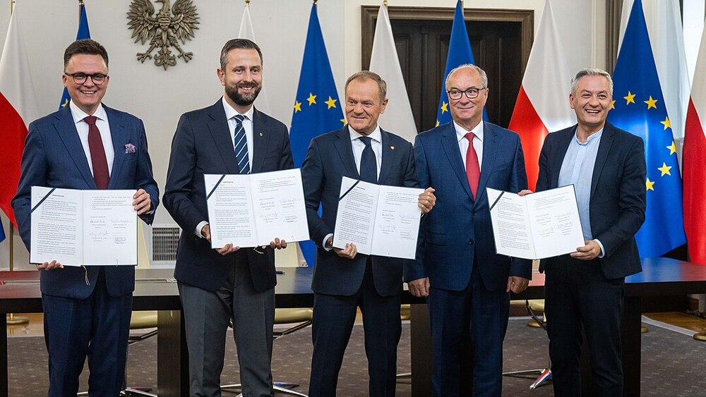 Podpisanie umowy koalicyjnej przez Donalda Tuska, Władysława Kosiniaka-Kamysza, Szymona Hołownię, Włodzimierza Czarzastego i Roberta Biedronia w Senacie RP.