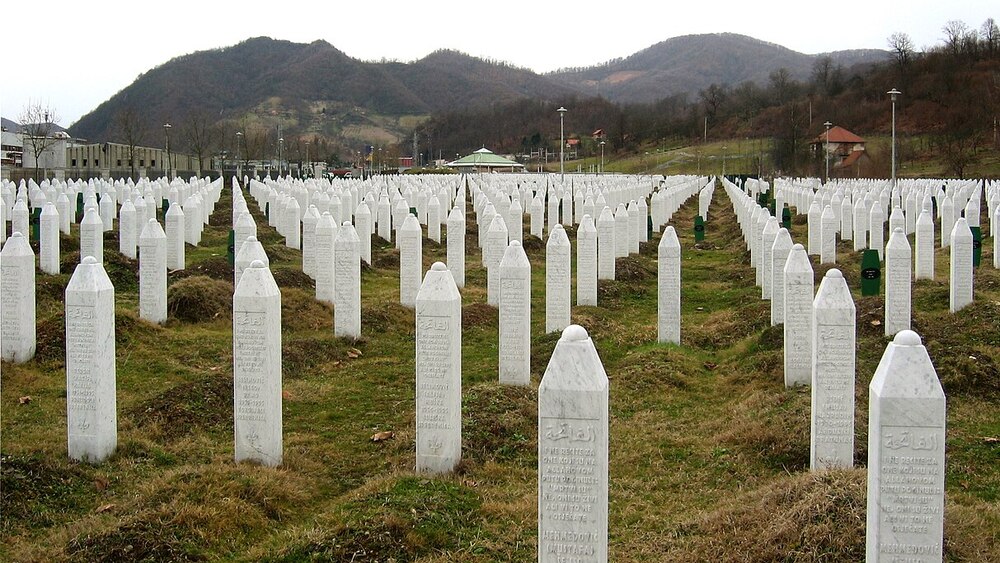 Część z ponad 6500 nagrobków na Cmentarzu i Pomniku Ofiar Ludobójstwa w Srebrenicy-Potočari z 1995 r.