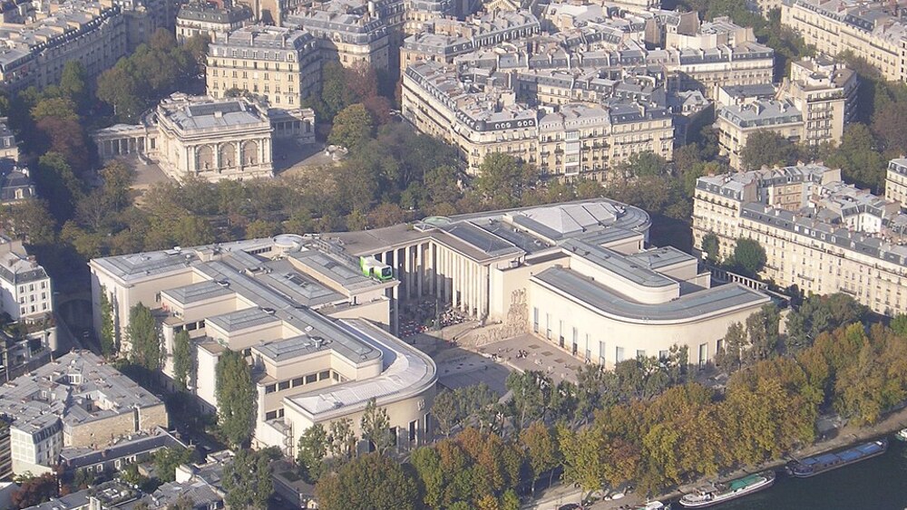 Widok z lotu ptaka na Palais de Tokyo. Skrzydło wschodnie (w prawej) zajmuje Musée d'art moderne