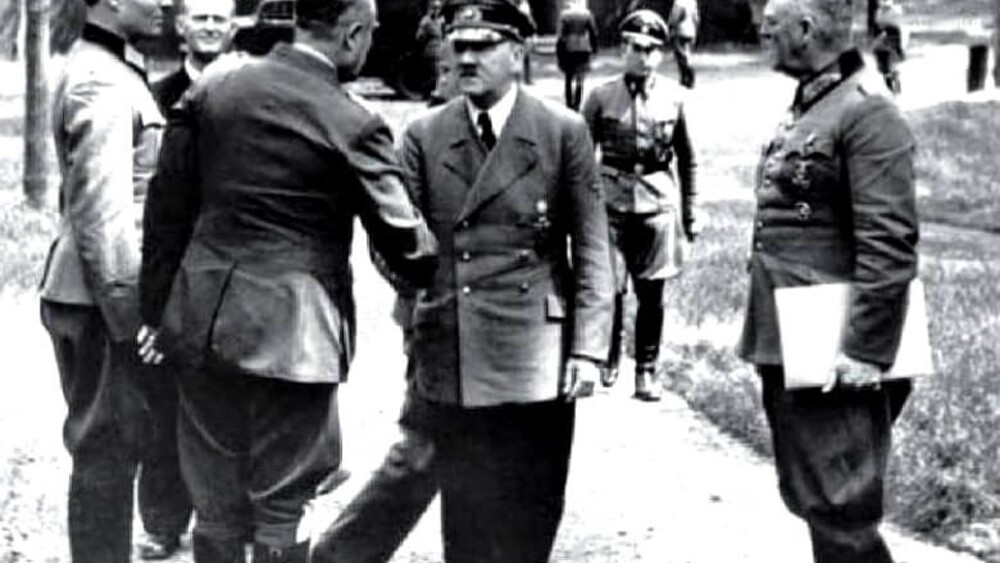 Claus von Stauffenberg (z lewej) i Adolf Hitler (w środku) w Wilczym Szańcu