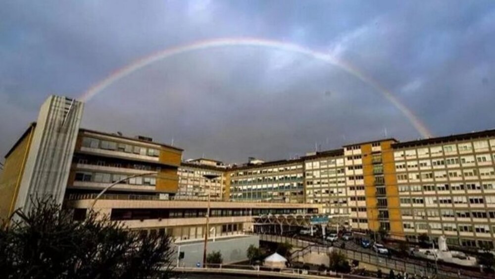 Tęcza nad szpitalem, w który przebywa papież