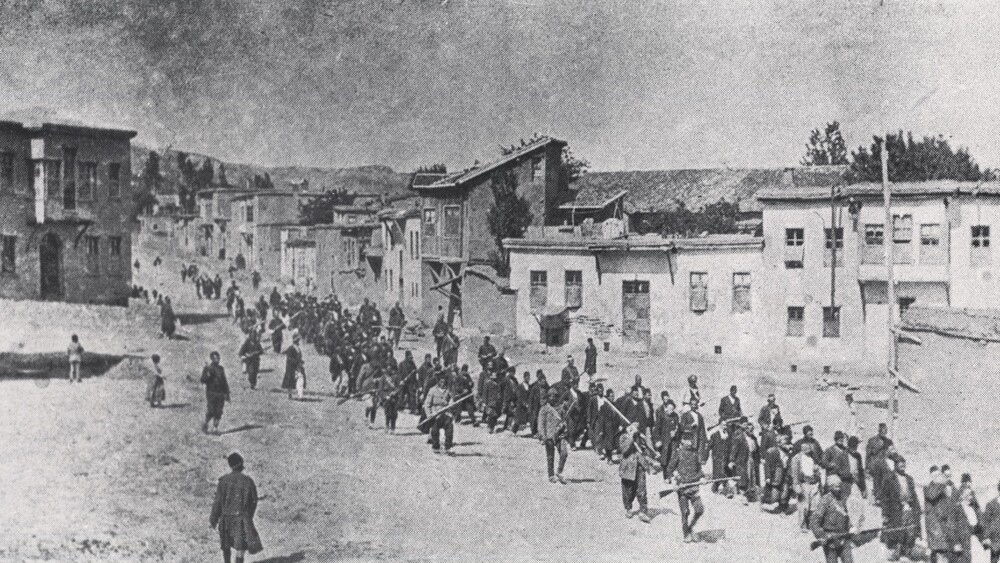 Ormiańscy cywile eskortowani przez tureckich żołnierzy maszerujący do więzienia w dzisiejszym Elazığ (1915)