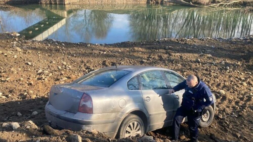 Kobieta prawie wjechała do rzeki