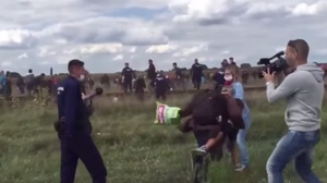 Podstawiła nogę uchodźcy uciekającemu przed policją i... wyleciała z pracy. Wszystko nagrała kamera [WIDEO]