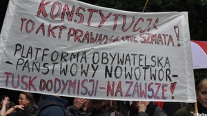 Demonstracja przeciw rządom Donalda Tuska pod KPRM w Warszawie [GALERIA]