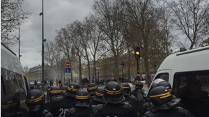 Rozszalałe tłumy Francuzów starły się z policją