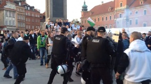 "Dzielna policja" walczy ze świętującymi zwycięstwo Pucharu Polski! [VIDEO]