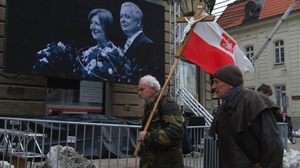 Polacy modlą się za ofiary katastrofy smoleńskiej. ZDJĘCIA!