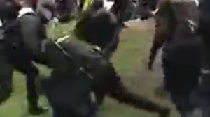 POLICJA brutalnie rozprawia się z protestującymi w Warszawie [RELACJA VIDEO]