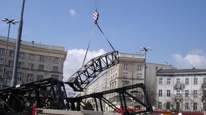 NA GORĄCO: Tęcza znów instalowana na Placu Zbawiciela. POLICJA grozi mandatami protestującym [ZOBACZ FOTO]