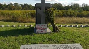 Chwasty na grobie bolszewików w Ossowie. VIDEO!!!