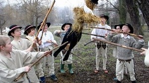 Chłostali Judasza, palili i topili