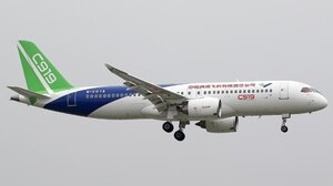 Chińska odpowiedź na Boeinga i Airbusa, C919, wykonał pierwszy komercyjny lot (WIDEO)