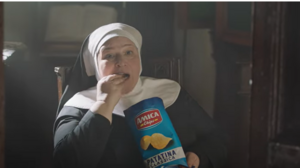 Skandal! Powstała bluźniercza reklama chipsów. Katolicy chcą jej usunięcia (WIDEO)