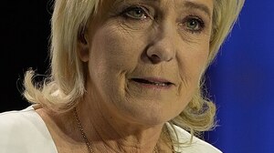 Le Pen oskarża Macrona o "administracyjny zamach stanu"