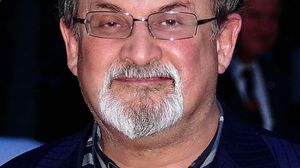 Salman Rushdie pojawił się pierwszy raz od czasu ataku islamistów na niego