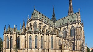 Kard. Müller potępia figurę Matki Boskiej rodzącej wystawioną w katedrze