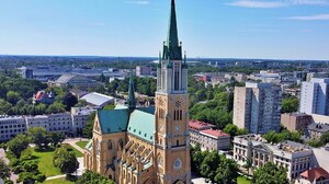 Kard. Ryś mówi, co zrobi, jeśli ksiądz wywiesi plakat wyborczy