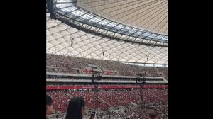 Poruszające sceny na koncercie Swift. Tak fani oddali hołd Powstańcom Warszawskim (WIDEO)