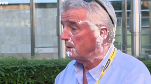 Szef Ryanaira zaatakowany ciastkiem przez aktywistów klimatycznych
